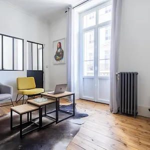 https://le-louvre-auvergnat.hotels-rhonealpes.com